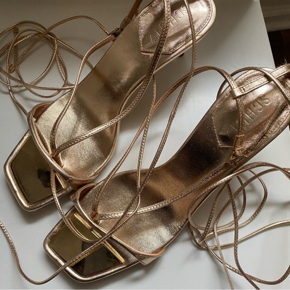 Schutz. Vikki Leather Sandal in metallic gold. Size 9.5 - Picture 5 of 8